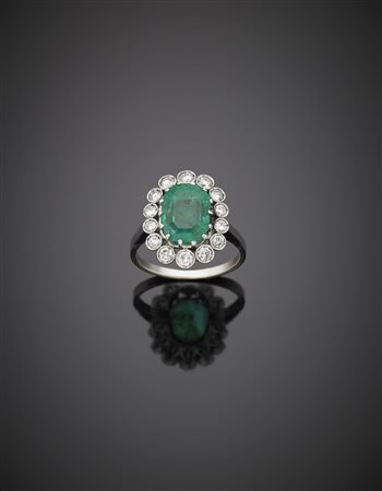 Anello in oro bianco con smeraldo ottagonale di ct.5,00 circa e diamanti...