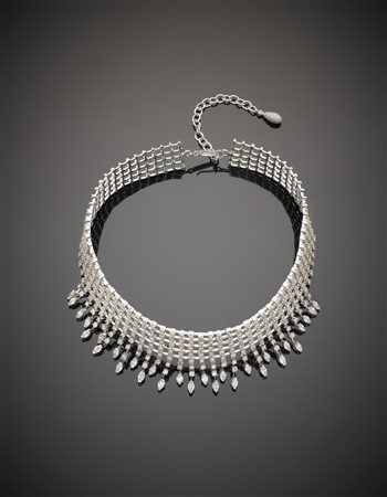 Collier de chien in oro bianco, con diamanti rotondi e a navette, terminato...