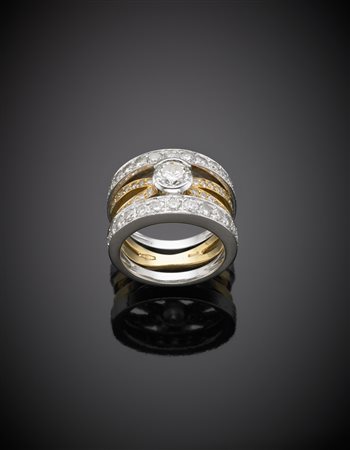 Anello in oro giallo e bianco con diamante centrale rotondo taglio a...