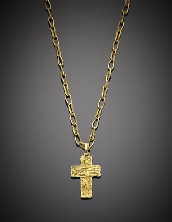 Lunga catena in oro lucido e battuto con croce striata g. 50,70, lungh. cm 70...