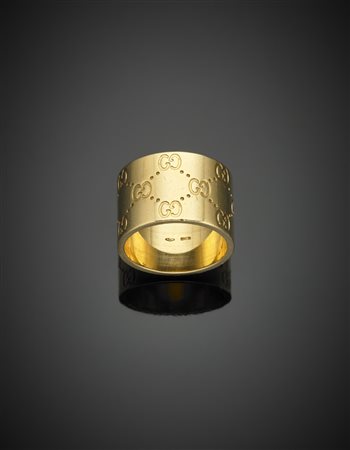 GUCCI Anello in oro giallo a fascia con incisioni logate, g. 17,40, misura...