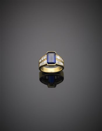 Anello in oro giallo a fascia con zaffiro rettangolare di ct.3,65 e diamanti...