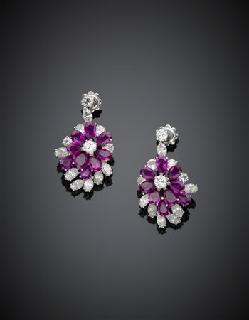 Orecchini pendenti in oro bianco, diamanti e rubini a guisa di fiore, g.13,50...