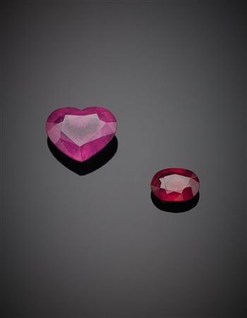 Lotto di due rubini, il primo forma a cuore taglio composito di ct.4,36, il...
