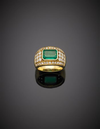 Anello a fascia in oro giallo, con smeraldo ottagonale di ct 2,50 circa e...