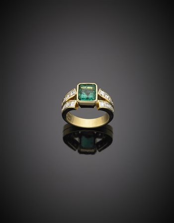 MISSIAGLIA Anello in oro giallo con diamanti ed al centro uno smeraldo...