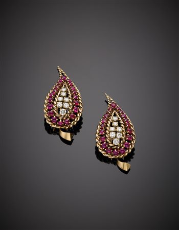 CARTIER Double broche in oro giallo, diamanti e rubini, g. 19,40. Punzonati...