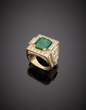 Anello in oro giallo e bianco con smeraldo rettangolare ad angoli tronchi di...
