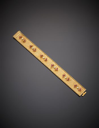 Bracciale in oro giallo lucido e satinato con rubini rotondi e diamanti g....