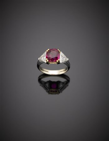 Anello in oro bianco e giallo con due diamanti triangolari a contornare un...