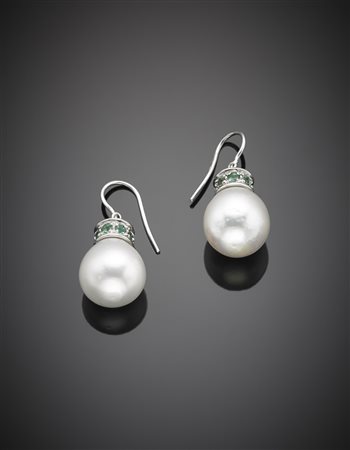 Orecchini in oro bianco a monachella con perle south sea bianche di mm 14,25...