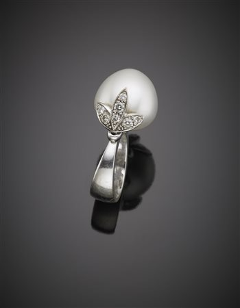 Anello in oro bianco con diamanti rotondi taglio a brillante a tenere una...