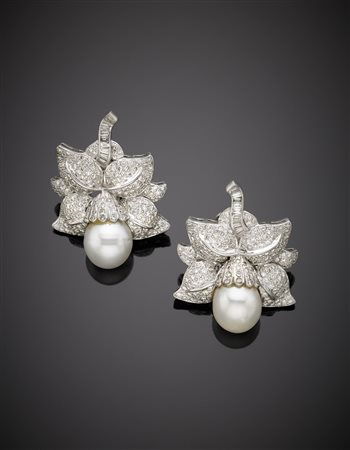 Orecchini a lobo in oro bianco con clips a guisa di foglie con perle South...