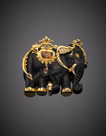 Broche a guisa di elefante in ebano, rilegata in oro giallo, con diamanti,...