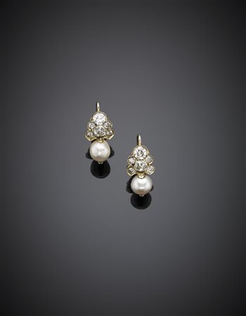 Orecchini pendenti in oro giallo/bianco con diamanti rotondi e cuscino taglio...