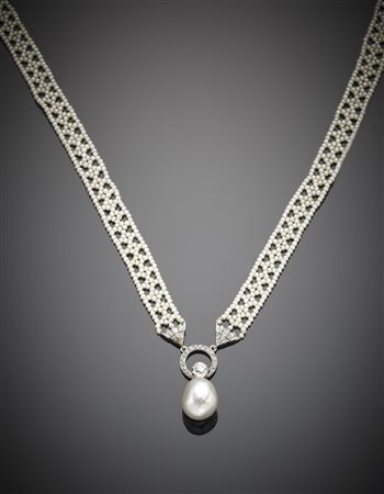 Collana con microperle, con pendente una perla naturale bianca di acqua...