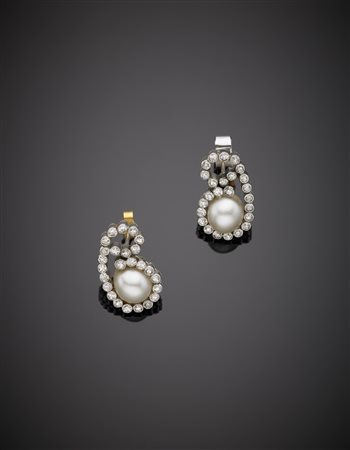 Orecchini in oro bianco con due perle naturali bianche d'acqua salata,...