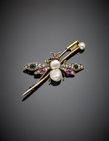 Spilla a guisa di insetto col corpo formato da due perle irregolari a bottone...