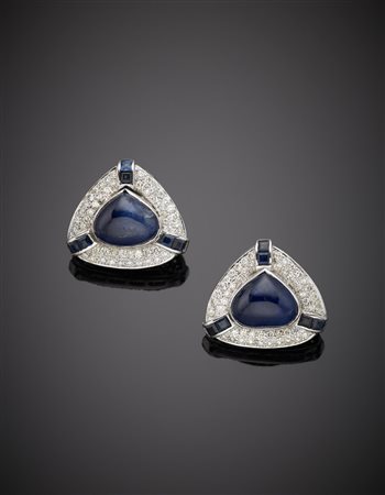 Orecchini a lobo con perno e clips in oro bianco con zaffiri cabochon a forma...