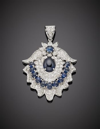 Pendente in oro bianco a motivo floreale con zaffiri cabochon e pavè di...
