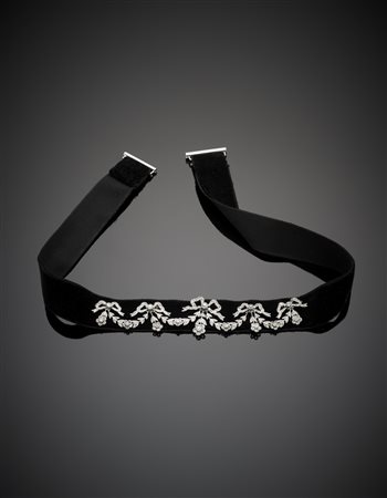 Collier de chien in velluto nero con ghirlande in platino e diamanti a guisa...