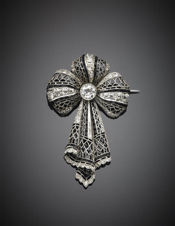 Spilla a fiocco snodata e traforata in oro bianco diamanti e gemme calibrè...