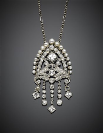 Catenina in oro bianco con pendente in platino, diamanti rotondi e quadrati...