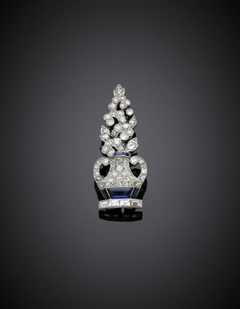Broche in platino a vaso di fiori con zaffiri e diamanti g. 6,20 lungh. cm...