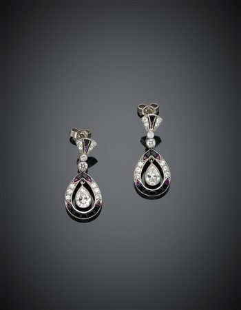 Orecchini a goccia in platino, onice, diamanti e rubini, g.4,50 lungh. cm 2,4...