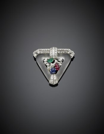 Broche triangolare in platino, quarzo ialino, diamanti, e smeraldo, rubino e...
