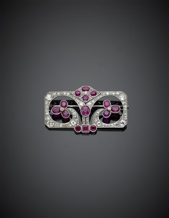 Broche rettangolare in platino con diamanti rotondi e ovali, rubini di varie...