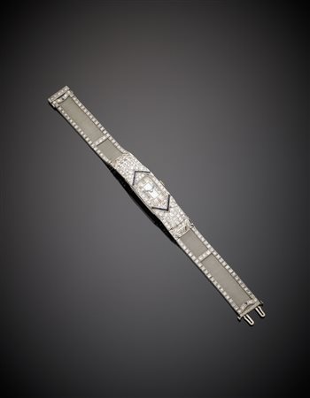 Orologio da donna in platino con diamanti rotondi, zaffiri trapezioidali e...