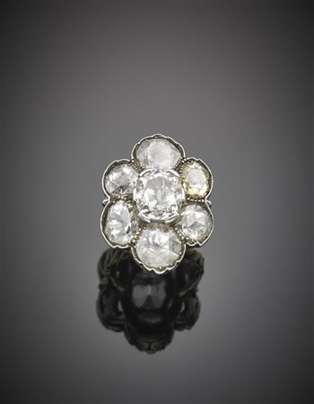 Anello in oro giallo e argento con un diamante centrale di forma a cuscino...