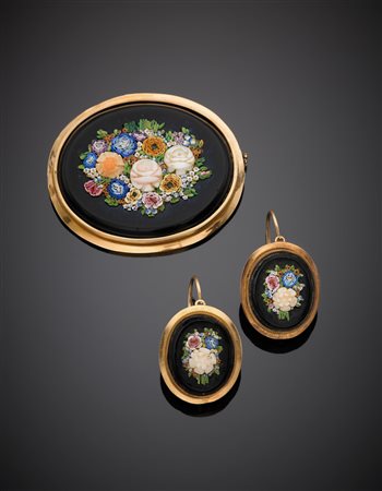 Demi-parure composta da spilla ed orecchini in oro rosso con mosaico a...