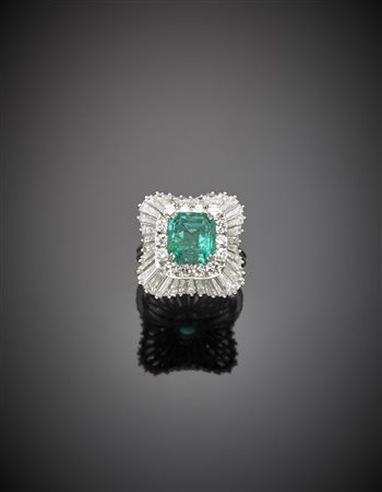 Anello in oro bianco con smeraldo ottagonale di ct 3,90 circa contornato da...