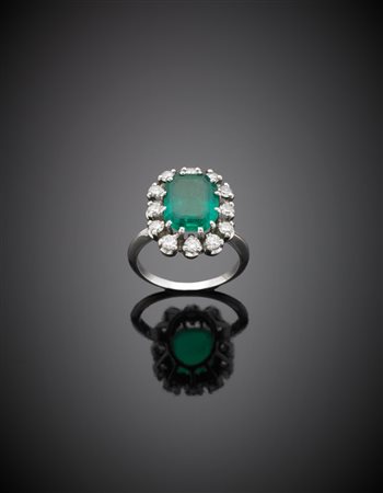 Anello in platino con smeraldo colombiano ottagonale ct 2,50 circa contornato...