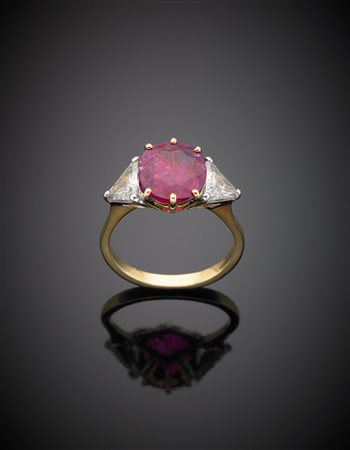 Anello in oro giallo e bianco con rubino ovale di ct 3,90 circa e due...