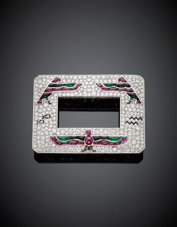 Fibbia in oro bianco, Egyptian-style, con rappresentazione dei classici...