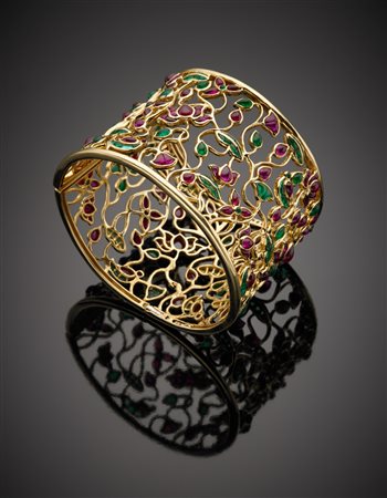 Bracciale rigido in oro giallo con smeraldi e rubini di forma fantasia e...
