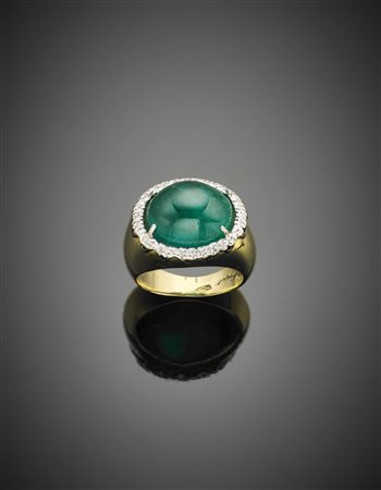 Anello in oro giallo e bianco con smeraldo centrale ovale taglio cabochon di...