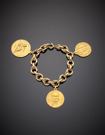 Bracciale in oro giallo lucido e rigato con tre charms a medaglia incisi g....