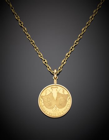 Catena marinara liscia e battuta con pendente a contenere una medaglia...