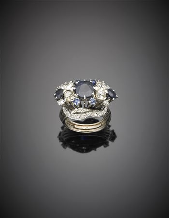 Anello in platino e oro bianco con diamanti rotondi e a cuscino come gli...