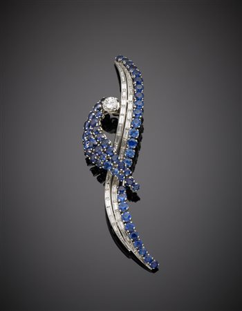 Broche in oro bianco con zaffiri rotondi, diamanti taglio baguette e un...