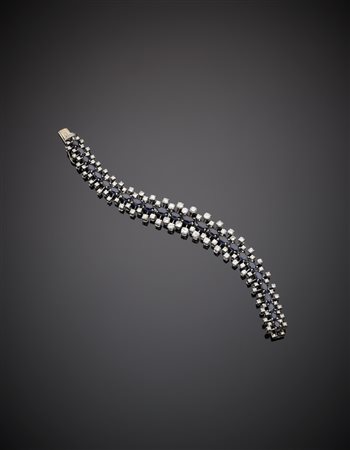 Bracciale in oro bianco ornato da 25 zaffiri a navette affiancati da diamanti...