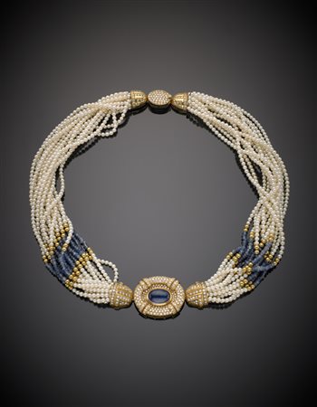 Collana a più fili di perle, zaffiri e boules di oro giallo come la chiusura...