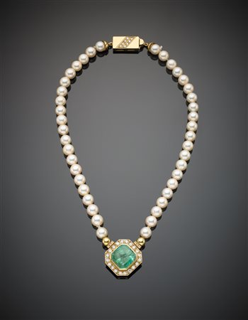 Collana in perle coltivate mm 8,25 circa con chiusura e centrale in oro...