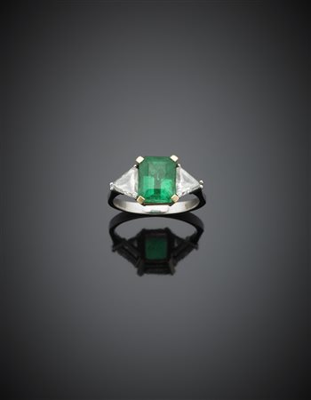 Anello in oro bianco con due diamanti triangolari e uno smeraldo ottagonale...