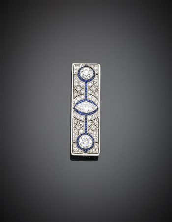 Spilla rettangolare in oro bianco e platino con al centro un diamante navette...