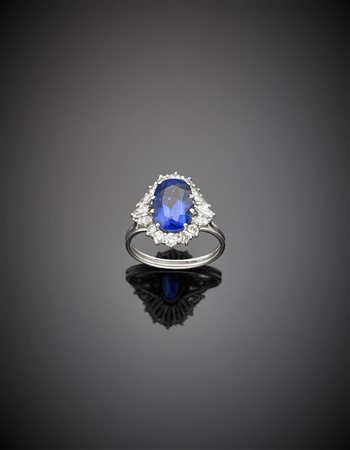 MISSIAGLIA Anello in oro bianco con zaffiro centrale ovale taglio composito...